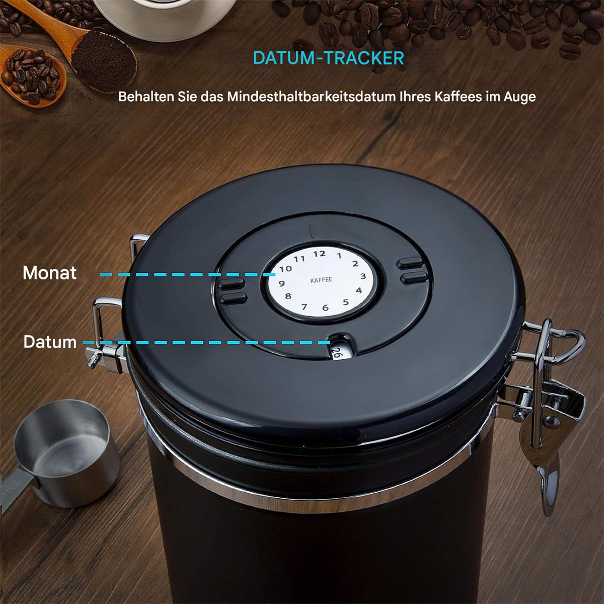 Schwarzer Kaffeebehälter mit Datumsanzeige. Ein Messbecher und Löffel sind im Bild.