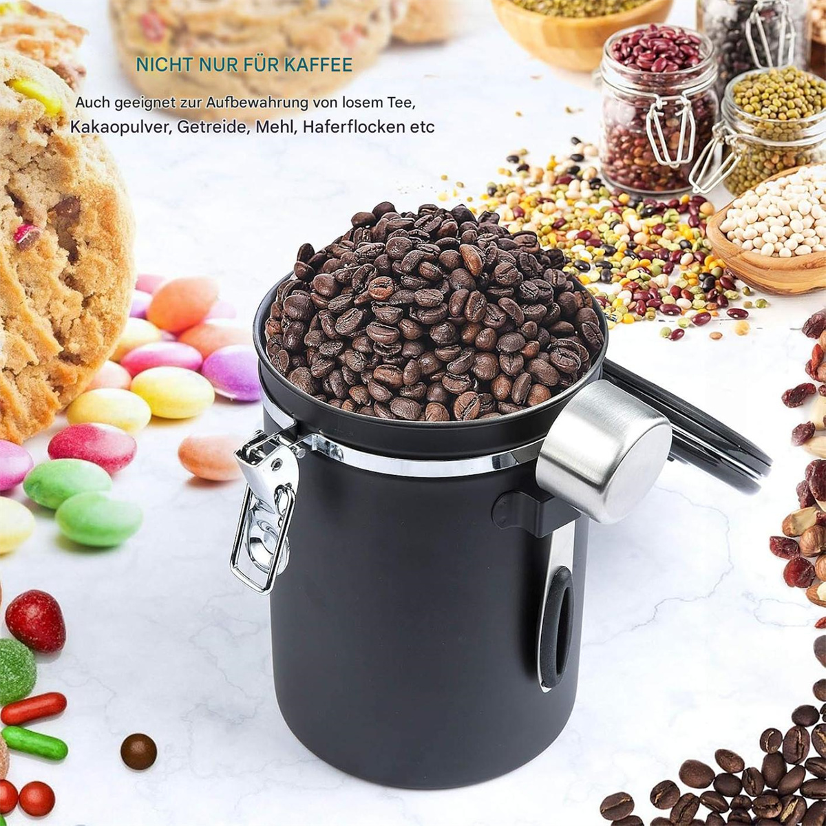 Ein schwarzer Aufbewahrungsbehälter gefüllt mit Kaffeebohnen, umgeben von verschiedenen Zutaten.