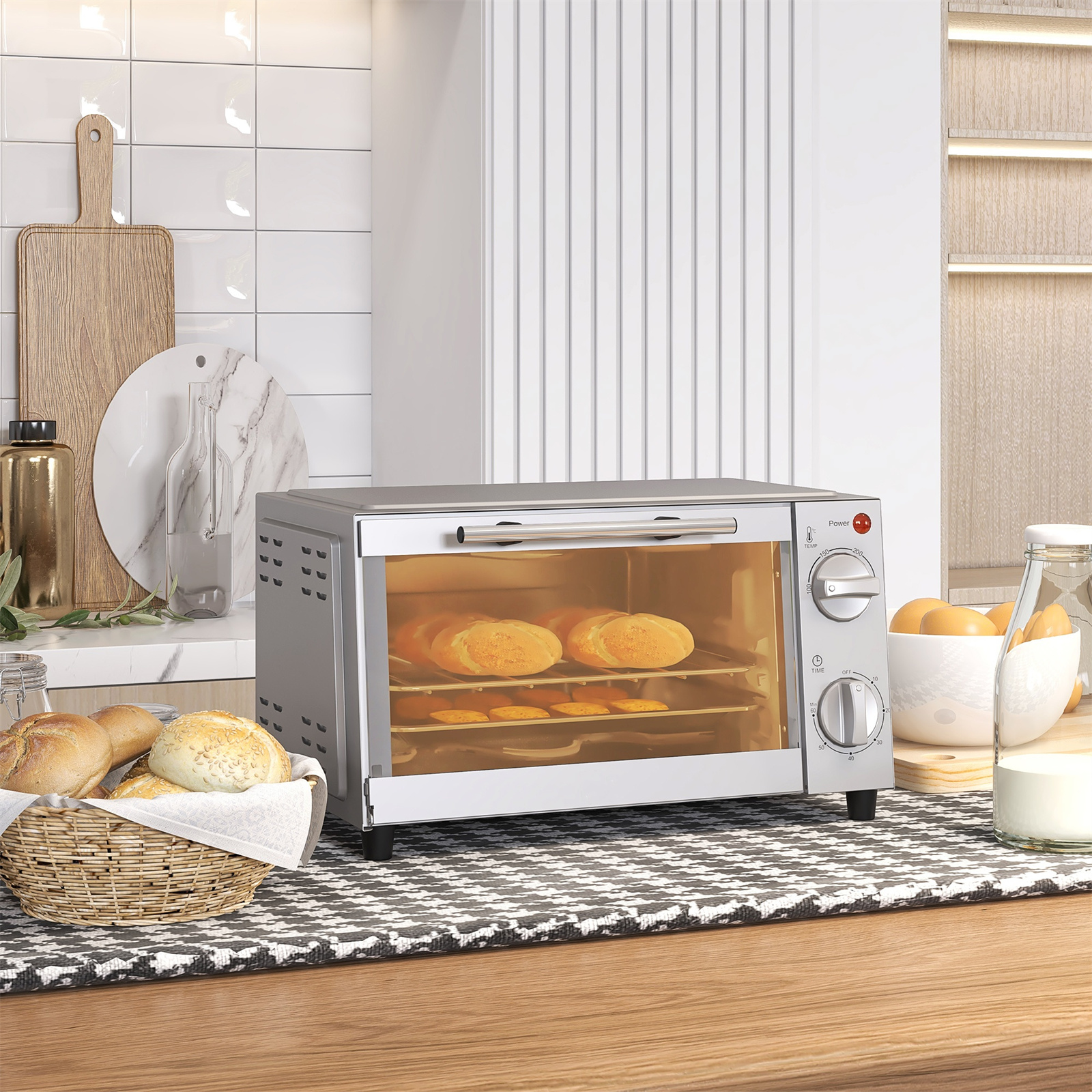 Silberner Toaster-Ofen mit Brot, auf karierter Oberfläche. Küchenhintergrund.