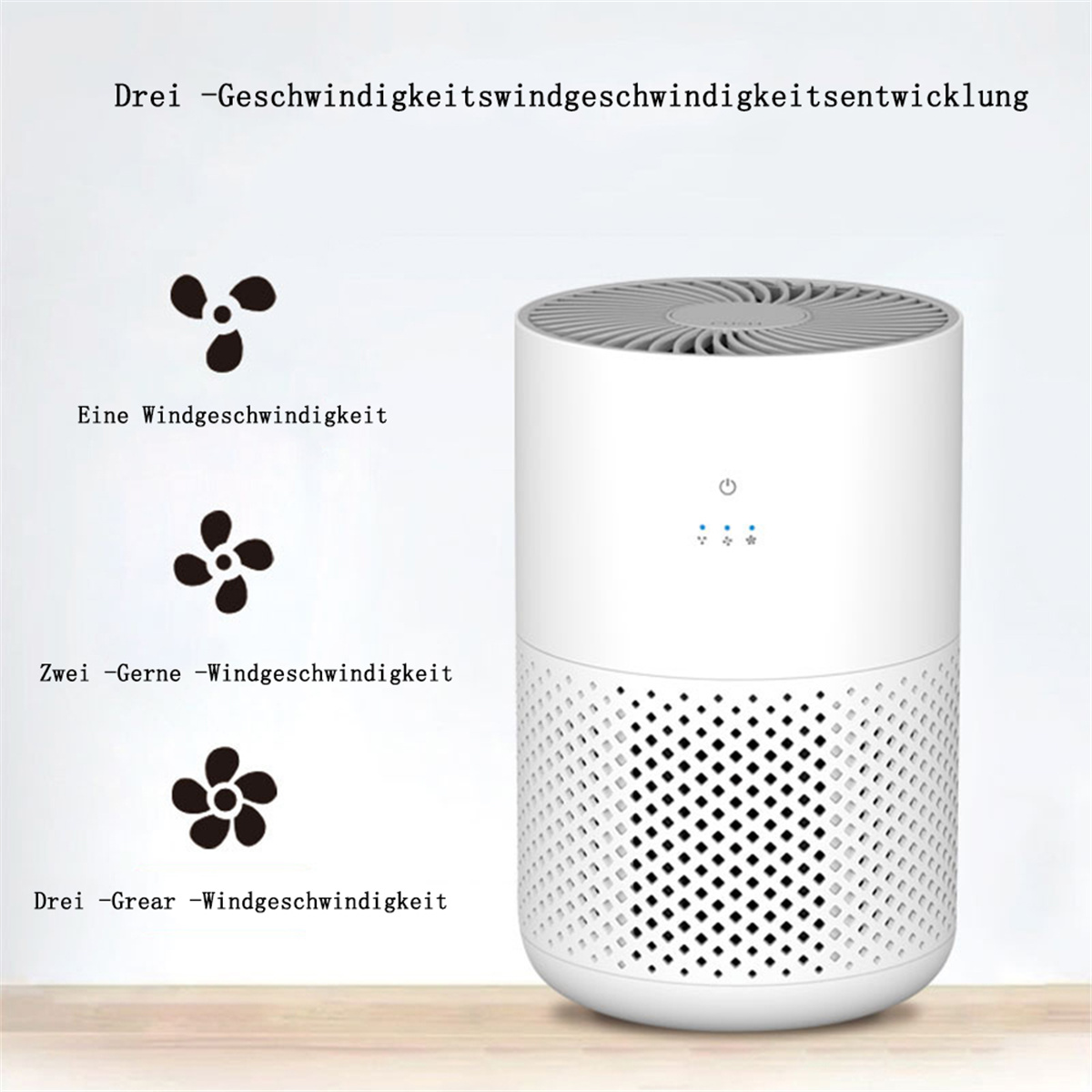 Weißer Luftreiniger mit Lüftergeschwindigkeitsanzeigen. Text: eine, zwei, drei Geschwindigkeiten. Auf Holzuntergrund.