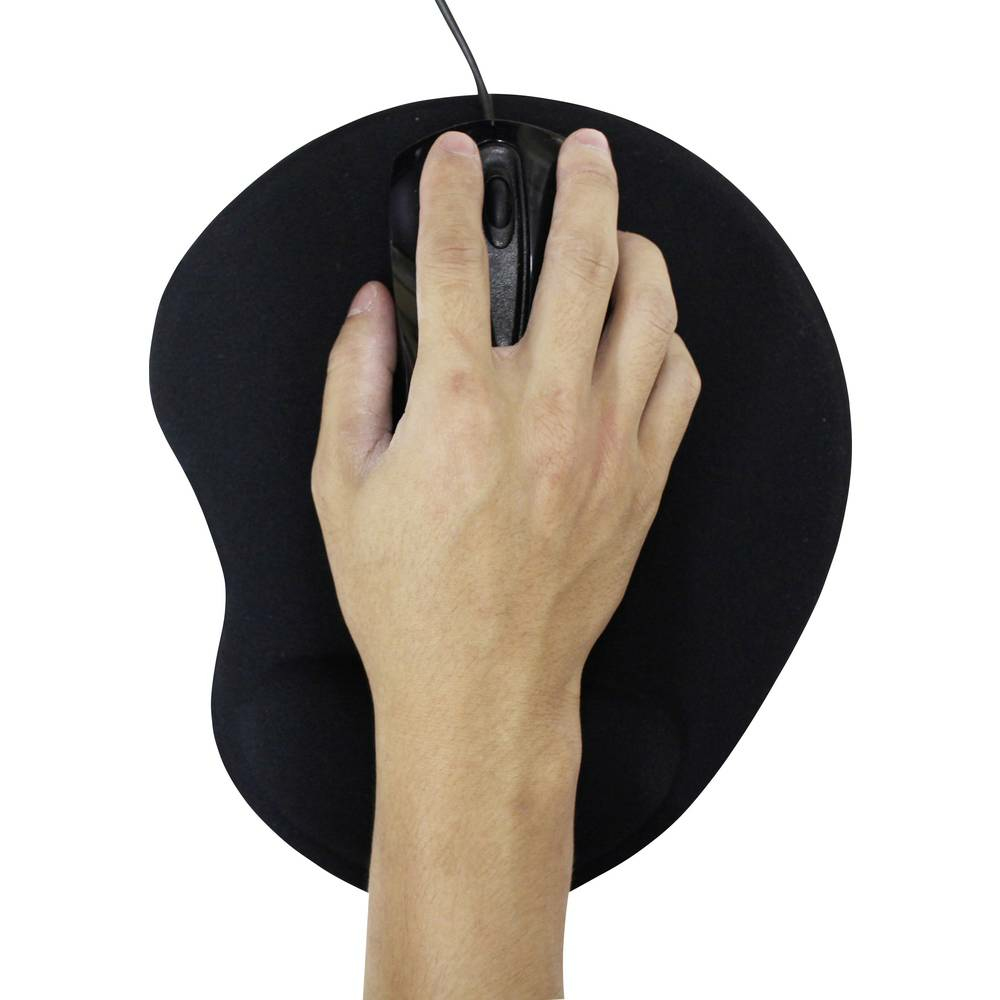 Eine Hand benutzt eine schwarze Maus auf einem schwarzen ergonomischen Mauspad mit Gel-Handgelenkstütze.