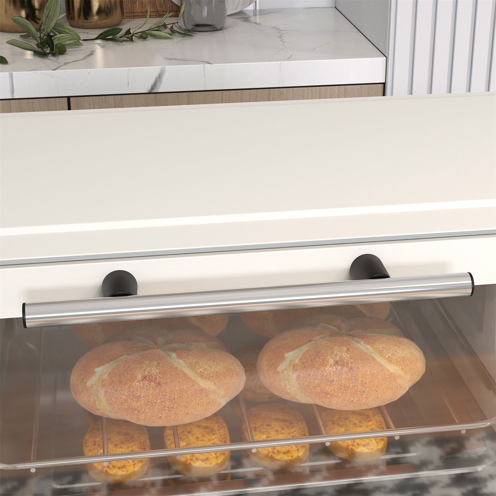 Ofen mit zwei Broten, sichtbar im Inneren, vor einer weißen Theke und einem Schrank.