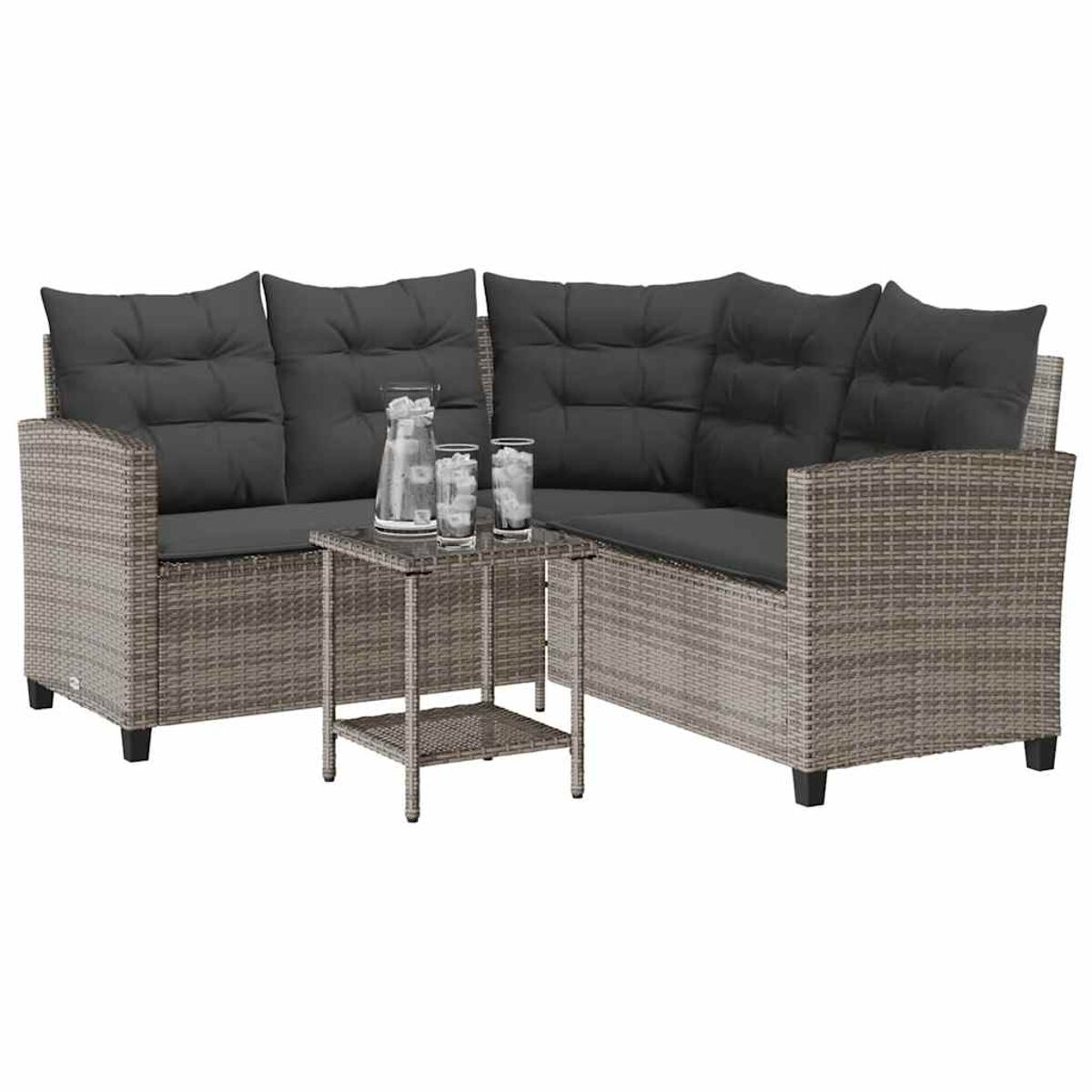 Rattan-Outdoor-Ecksofa mit grauen Kissen und einem kleinen Beistelltisch.