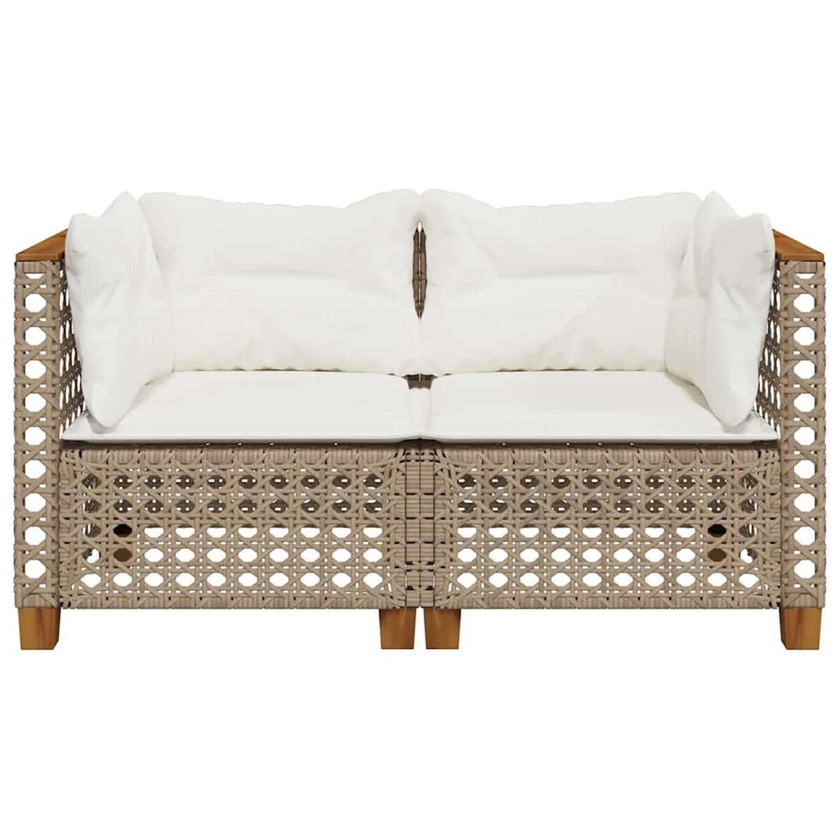 Divano in rattan con cuscini bianchi e braccioli in legno, su sfondo bianco.