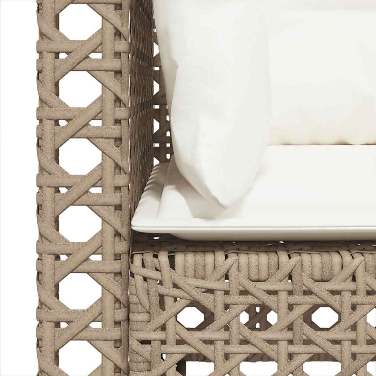 Primo piano di un telaio di sedia beige intrecciato con cuscino bianco. Sfondo bianco.