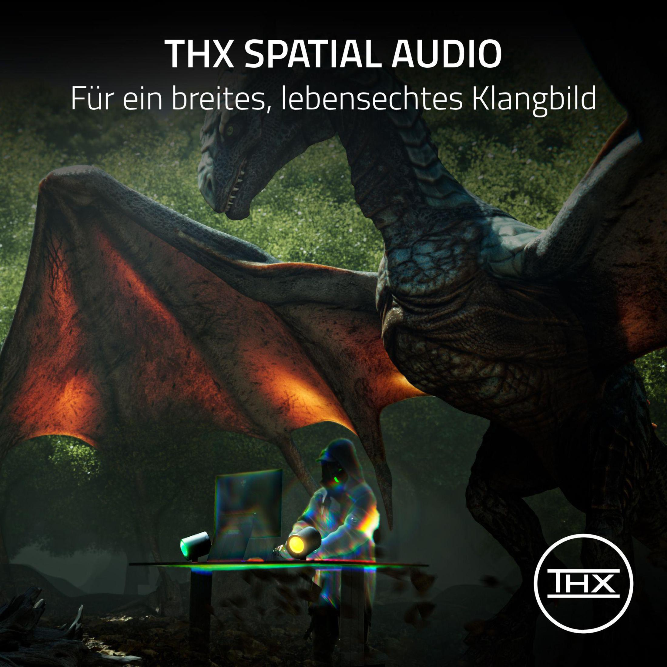 Een draak zweeft achter een persoon die een computer gebruikt. Tekst zegt THX Spatial Audio.