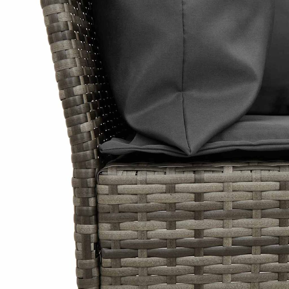 Sedia in stile vimini, con cuscino grigio scuro. Primo piano del dettaglio della sedia. Sfondo bianco.