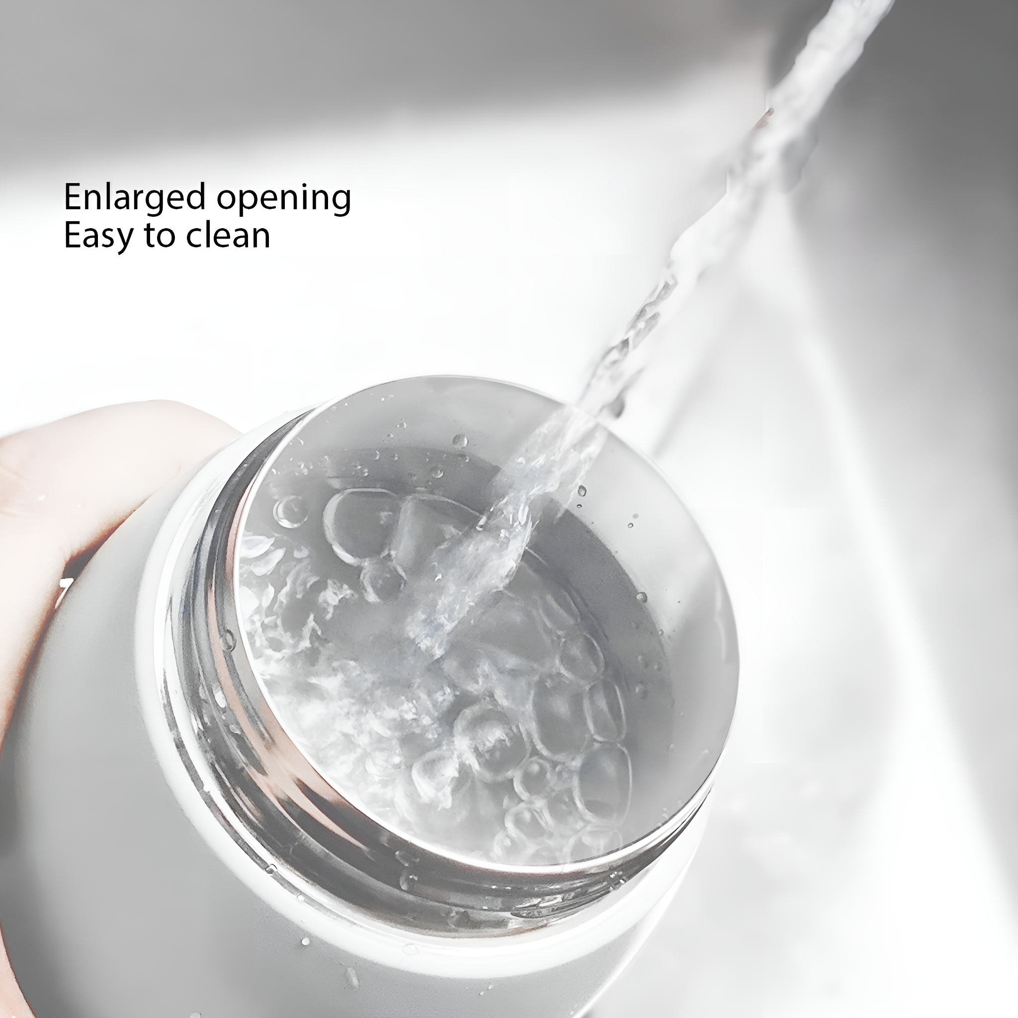 Wasser gießt in eine weiße, Edelstahl-Thermoskanne mit erweiterter Öffnung, leicht zu reinigen.
