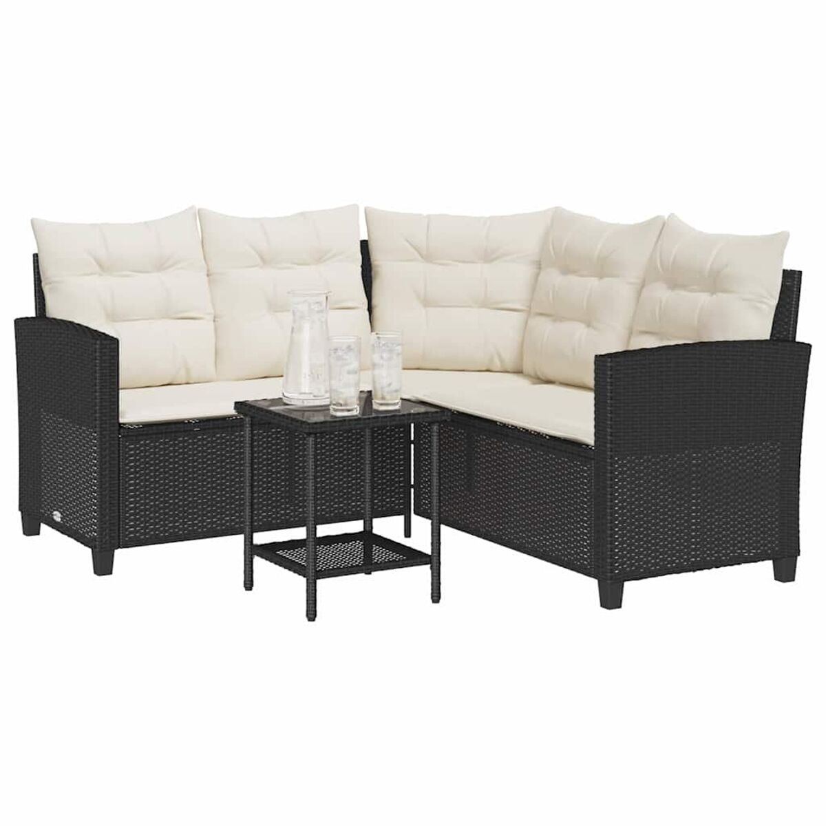 Divano angolare in rattan nero con cuscini color crema e tavolino con bicchieri e brocca.