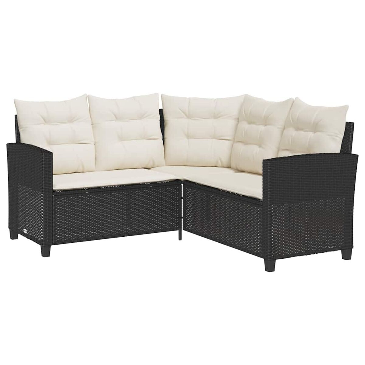 Divano angolare in vimini nero con cuscini color crema. Disposto a forma di L. Sfondo bianco.