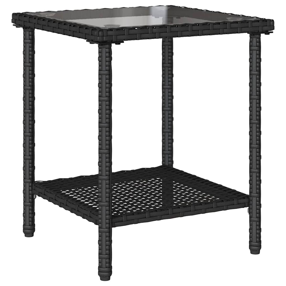 Un tavolino laterale in rattan nero con piano in vetro e ripiano inferiore, visto frontalmente.