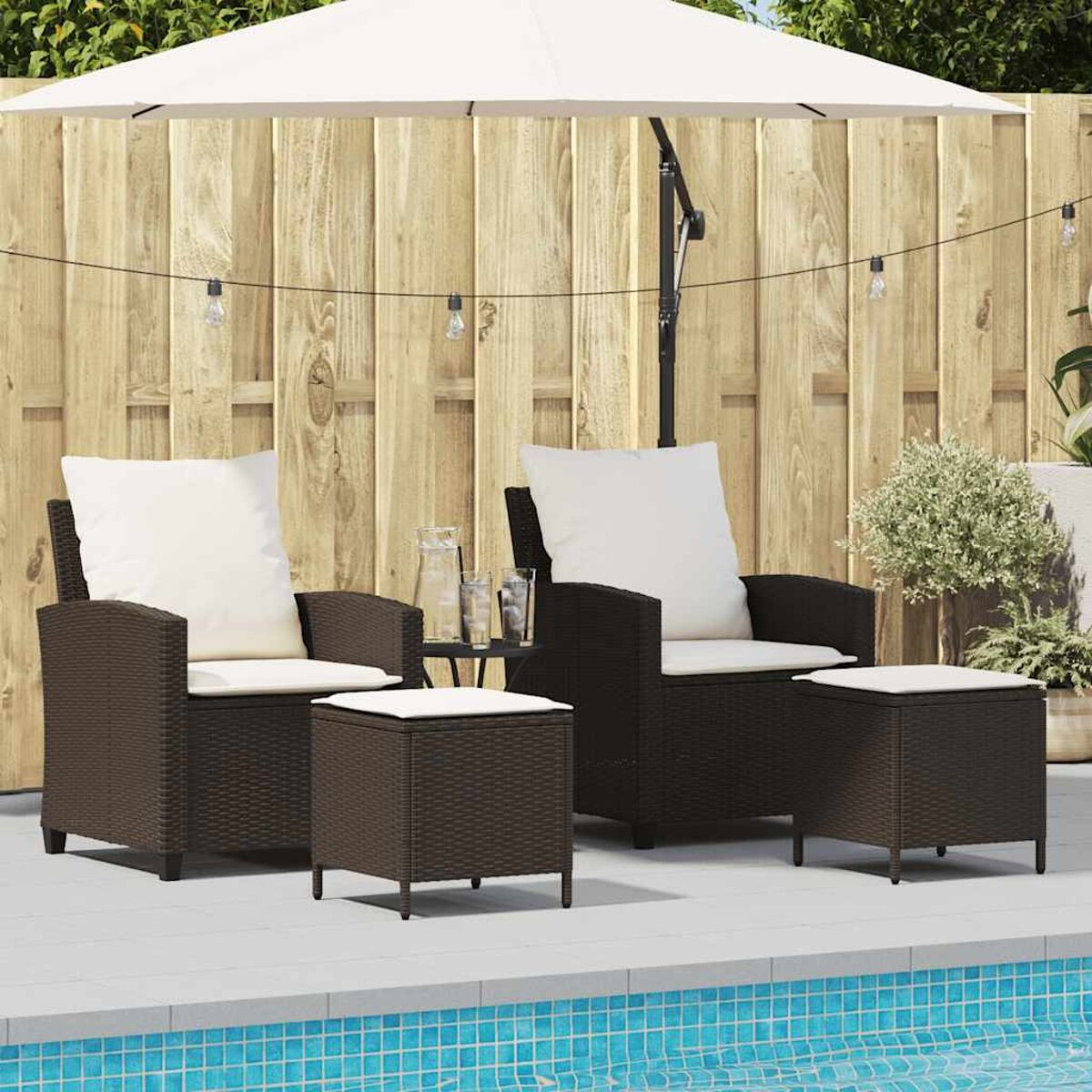 Area salotto esterna con due sedie, pouf e un tavolino. Sono visibili un ombrellone e una piscina.