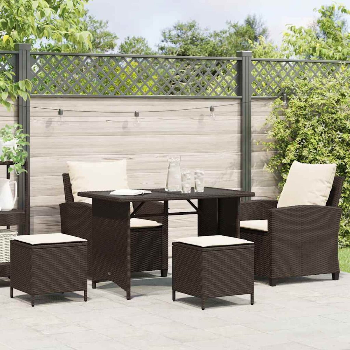 Set da patio esterno con tavolo, sedie e sgabelli. Mobili in vimini marrone.