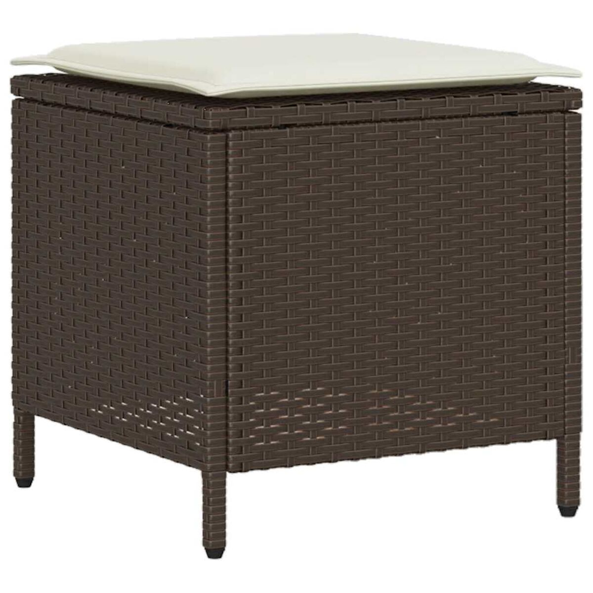 Un cubo contenitore in rattan marrone con un cuscino color crema sopra. Scatto frontale.