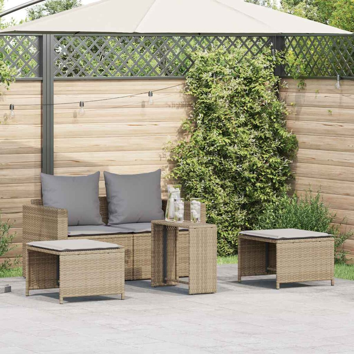 Set di mobili da patio all'aperto. Include un divano, due pouf e un tavolino, con una recinzione in legno.