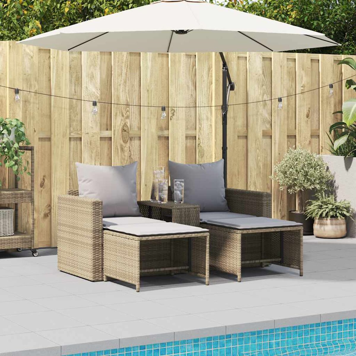 Set da patio con due sedie, un tavolino e piscina sullo sfondo.