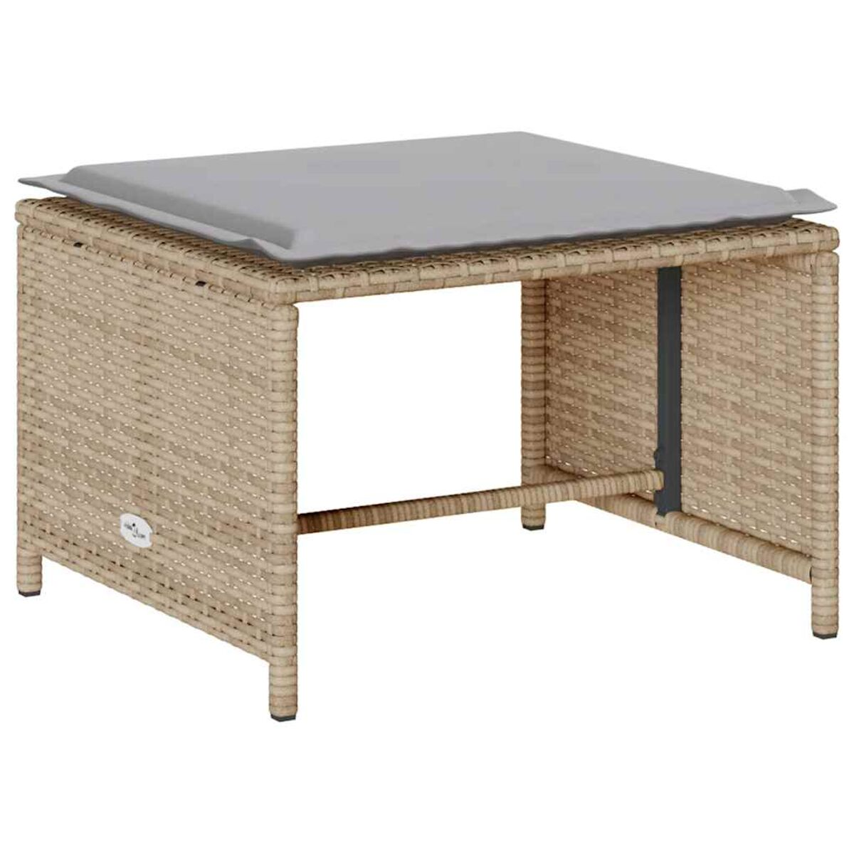 Un piccolo tavolo quadrato beige intrecciato con un cuscino grigio sopra.