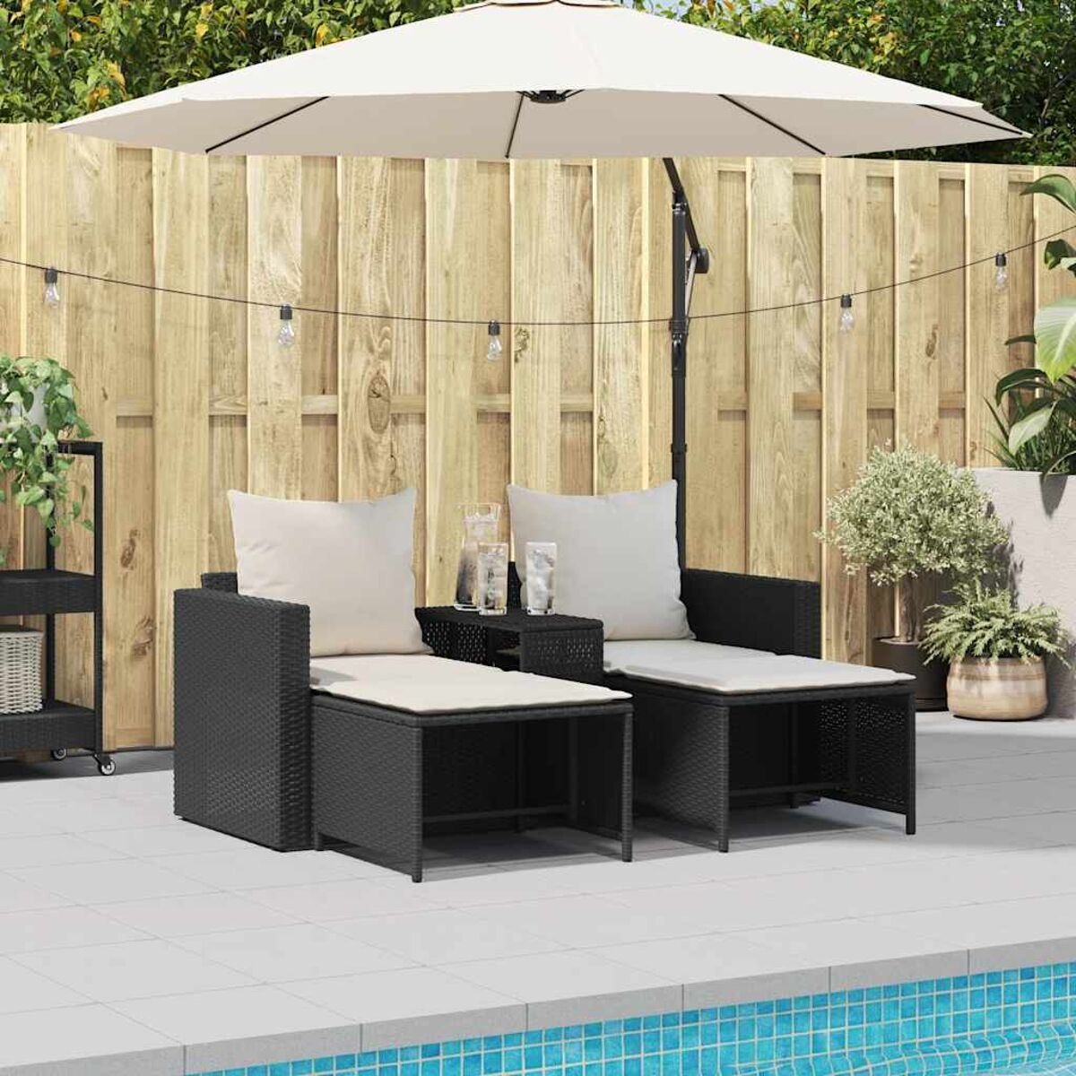 Set da patio esterno con tavolo nero, sedie e ombrellone bianco.
