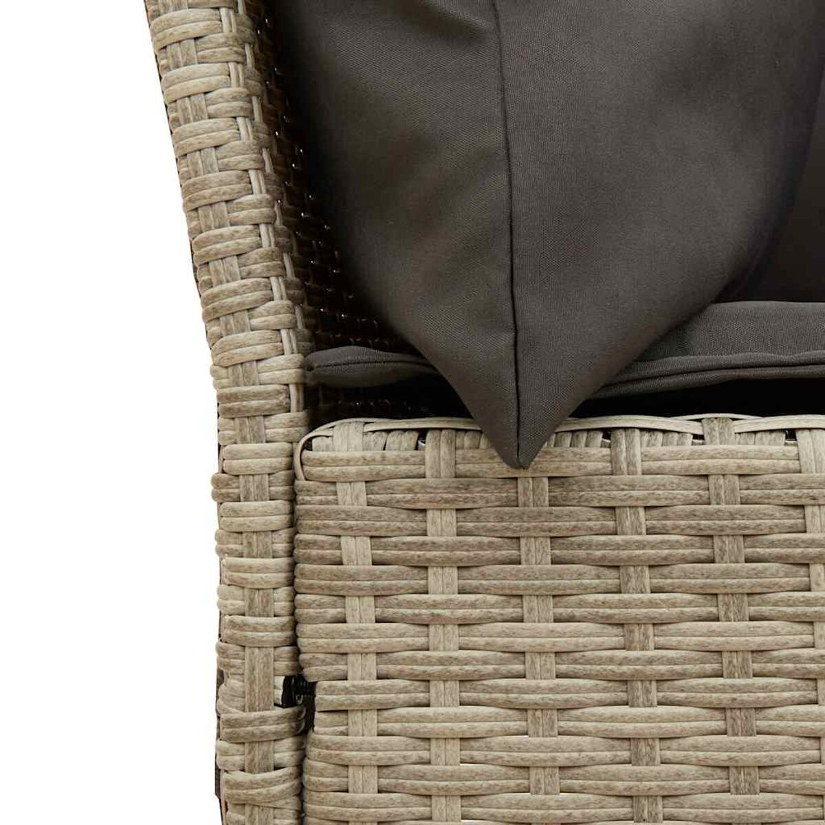Primo piano di vimini intrecciato marrone chiaro con un cuscino grigio scuro. La trama è visibile.