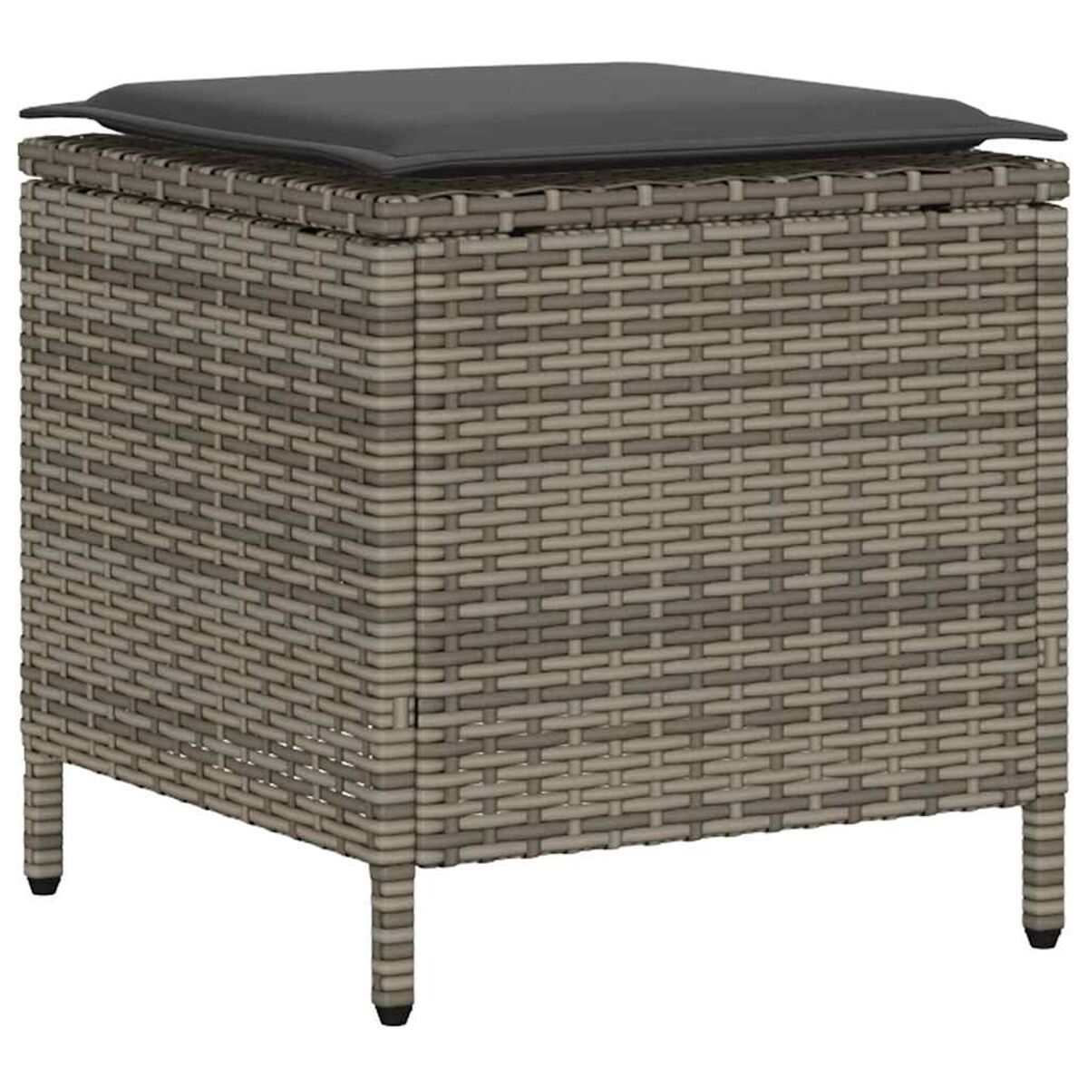 Un pouf contenitore in vimini con cuscino nero. Il pouf è su sfondo bianco.