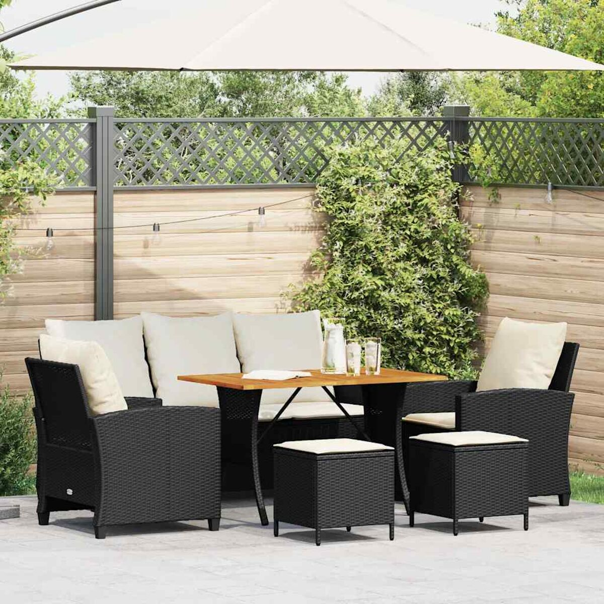 Gartenmöbel-Set mit Tisch, Stühlen und einem weißen Sonnenschirm.