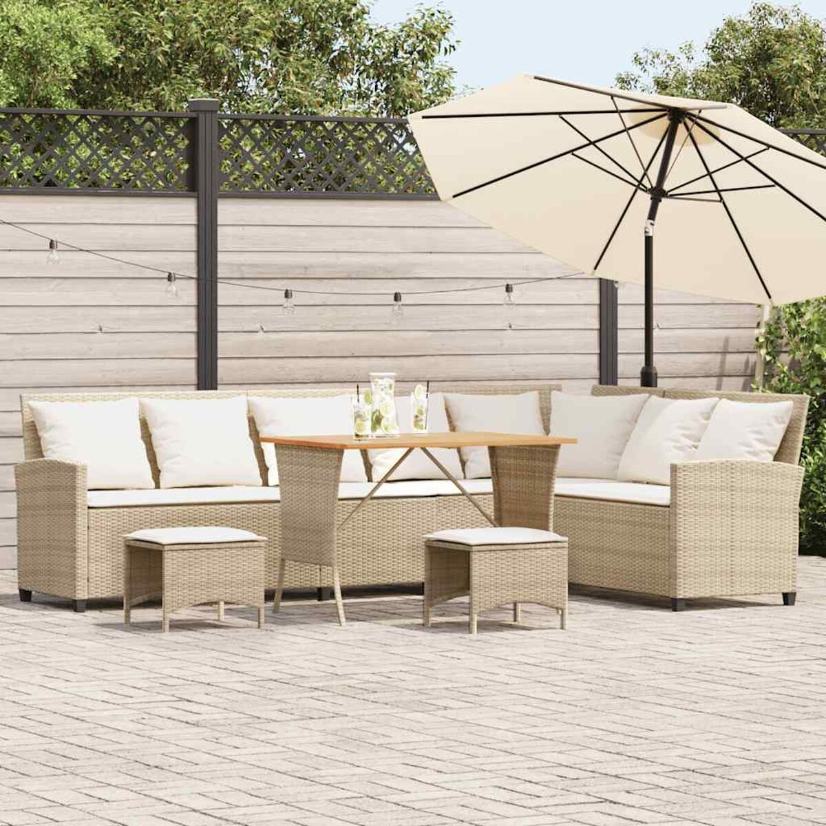 Set da patio esterno con divano, tavolo, sedie e ombrellone color crema.