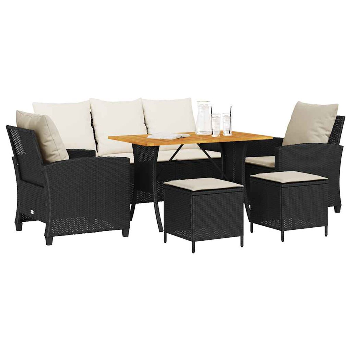 Schwarzes Outdoor-Set aus Korbgeflecht mit beigen Kissen, Tisch und Hockern. Weißer Hintergrund.