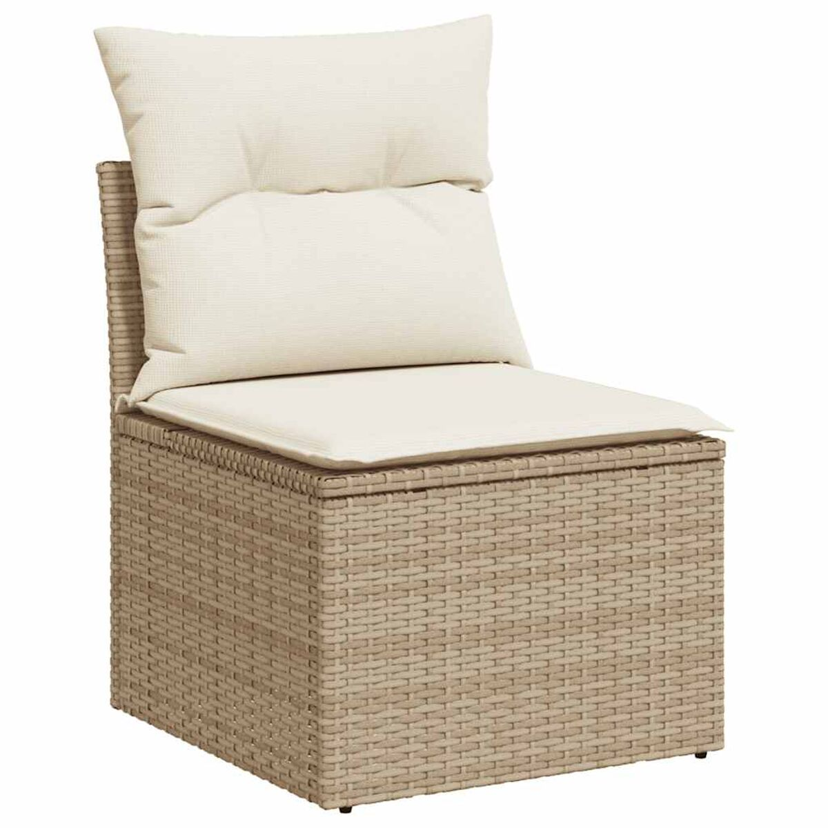 Sedia in vimini beige con cuscini bianchi. Un cuscino sul sedile e uno sullo schienale.