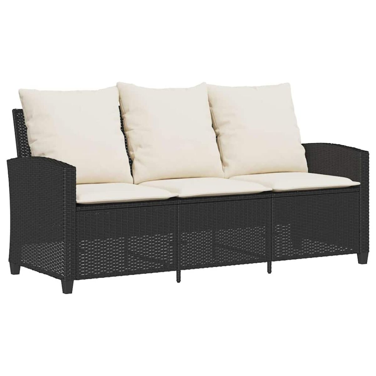 Ein schwarzes Rattan-Sofa mit drei hellen Kissen. Das Sofa befindet sich auf weißem Hintergrund.