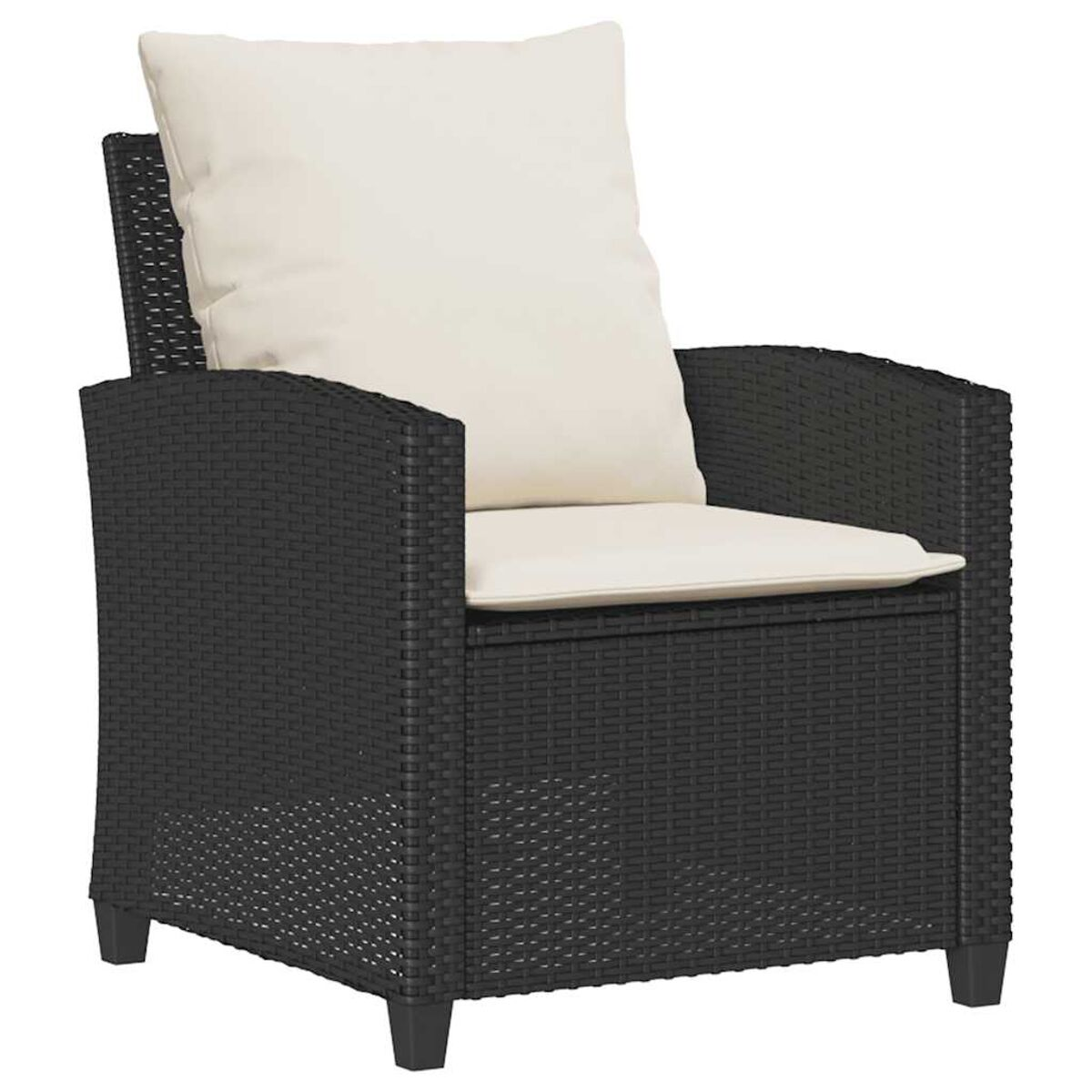 Schwarzer Rattan-Stuhl mit cremefarbenem Kissen auf weißer Oberfläche.