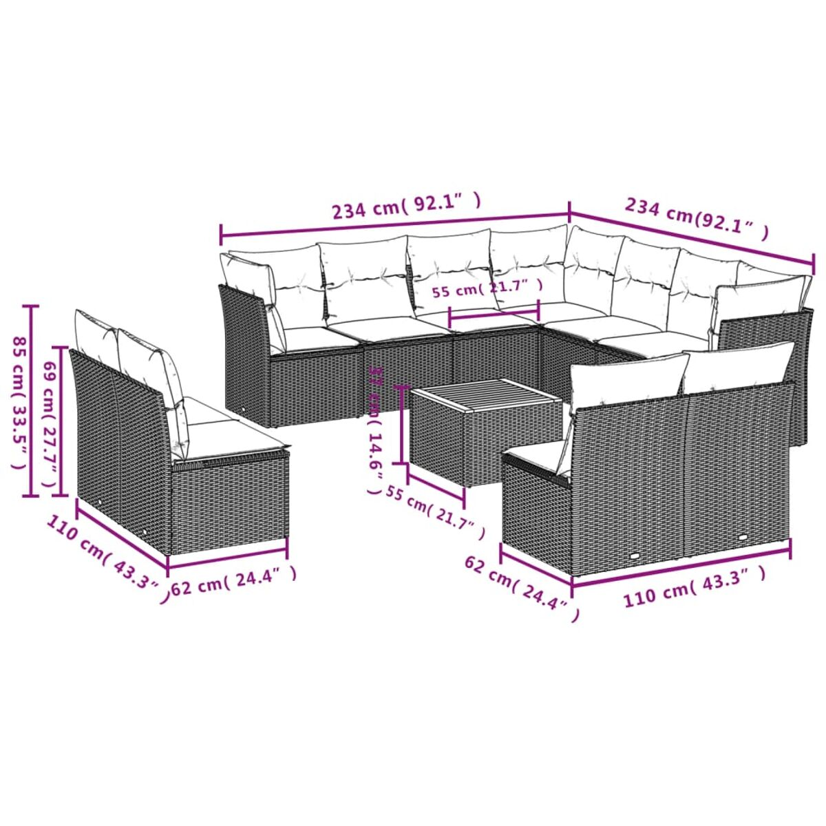 Geflochtenes Outdoor-Sofa-Set mit weißen Kissen und einem kleinen Tisch.