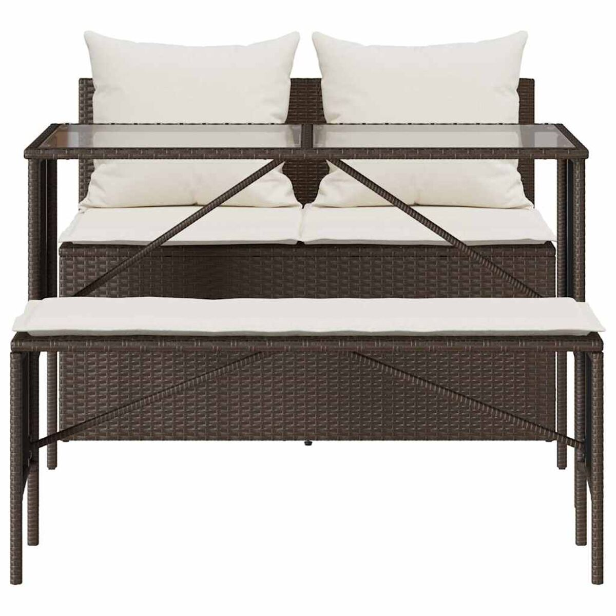 Outdoor-Rattan-Möbelset mit Tisch, Bank und zwei Stühlen mit weißen Kissen.