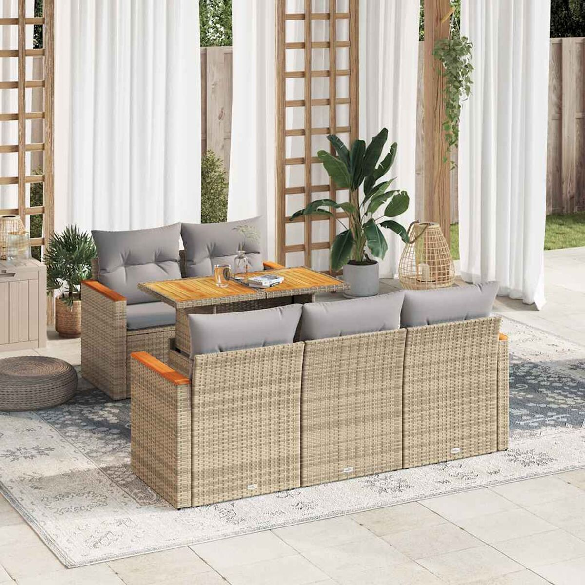 Un set da patio esterno con divano, sedie e tavolo. Tende bianche e tappeto sullo sfondo.