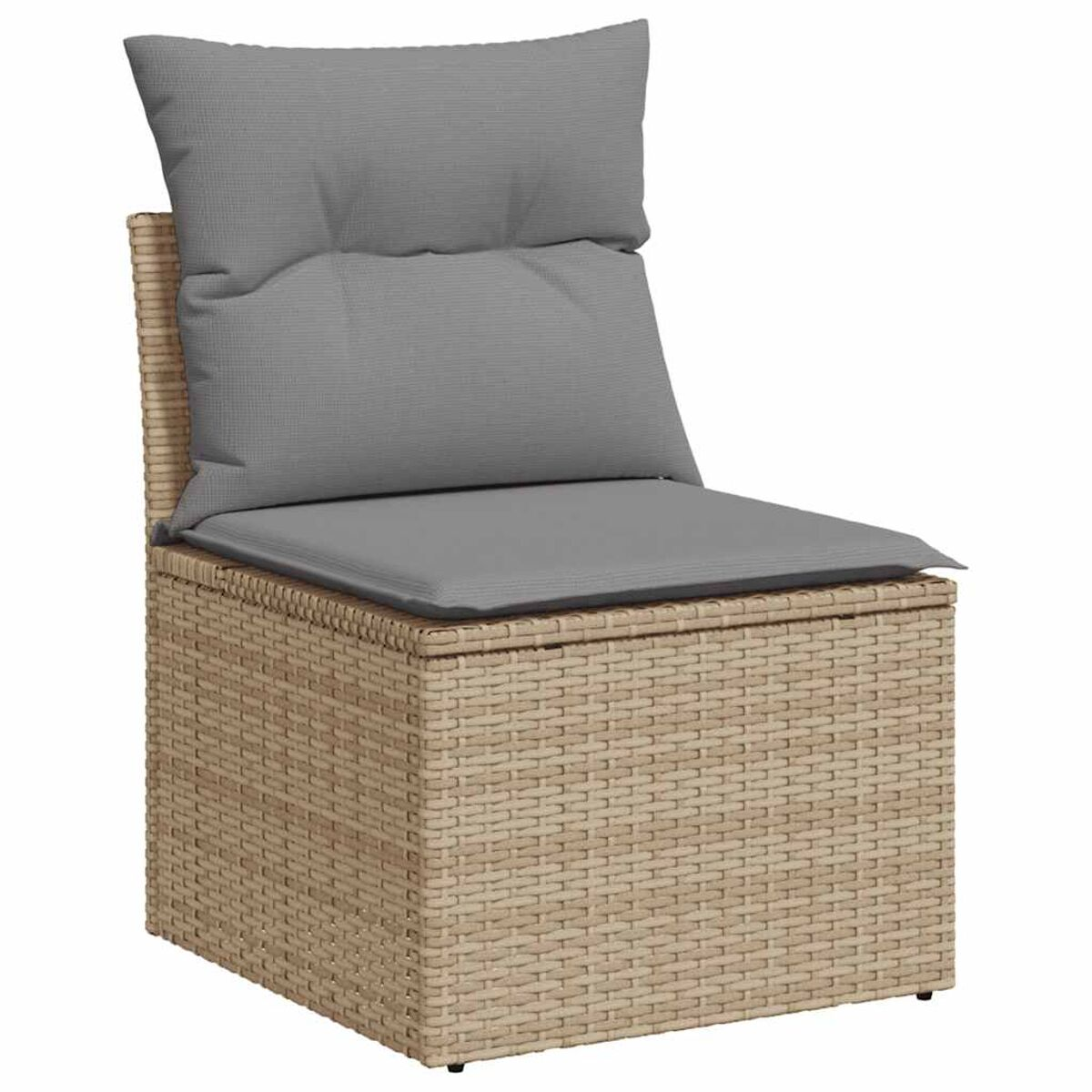 Una sedia da esterno in vimini beige con un cuscino e un cuscino grigi. La sedia è su una superficie beige.
