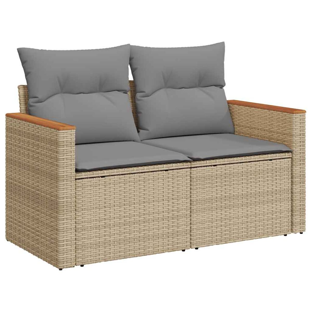 Divanetto in vimini beige con cuscini grigi e braccioli in legno.