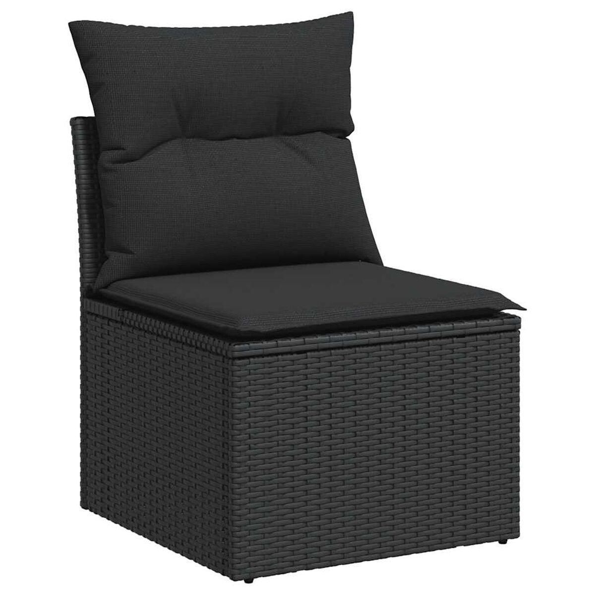 Una sedia da esterno in vimini nero con un cuscino e un cuscino neri. La sedia è su una superficie nera.