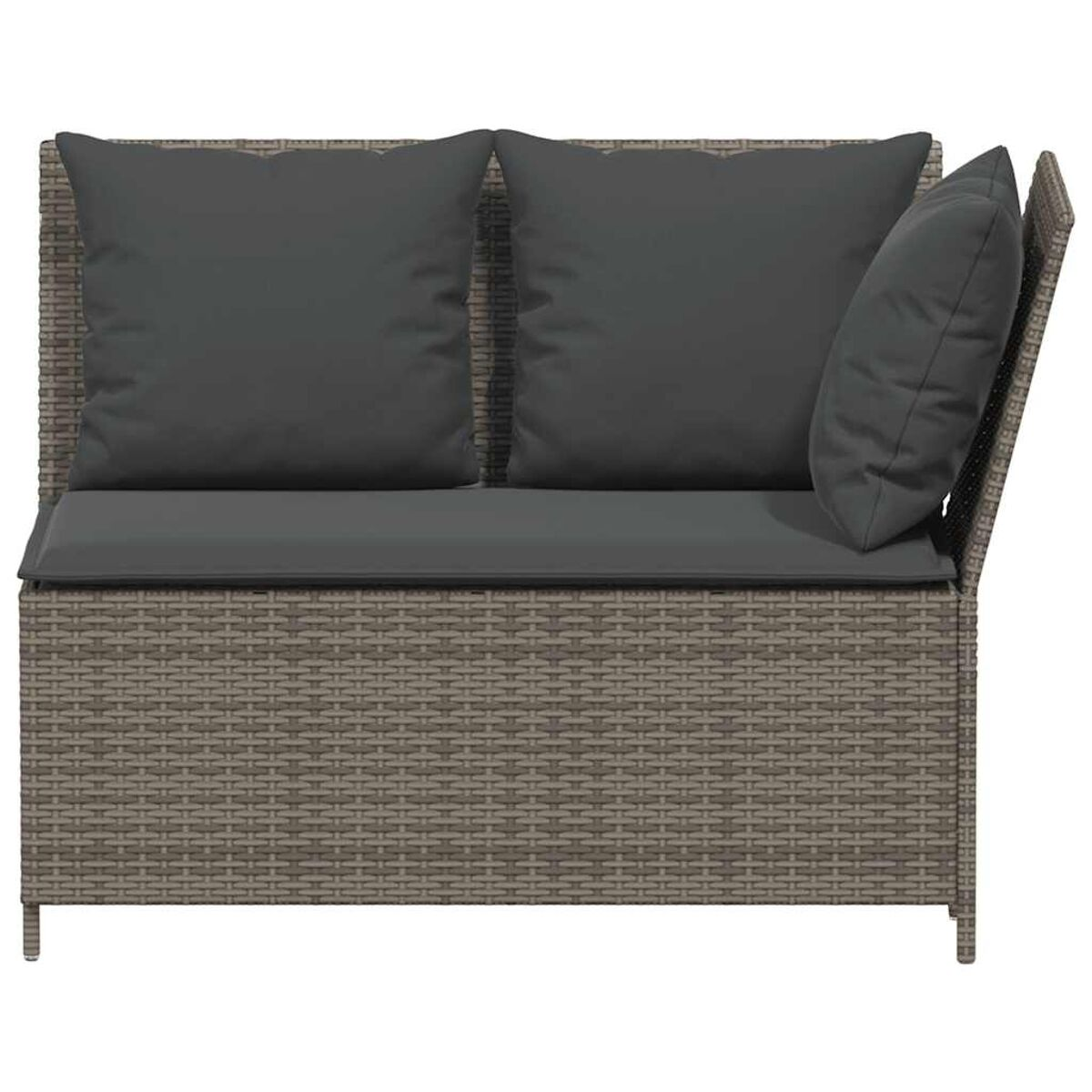 Un divano angolare in rattan grigio con cuscini grigio scuro.