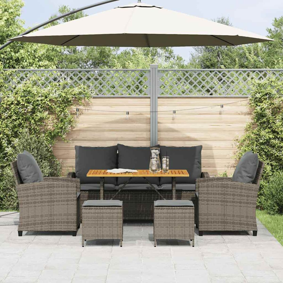 Set patio con posti a sedere, tavolo e ombrellone. Sfondo con alberi e recinzione.