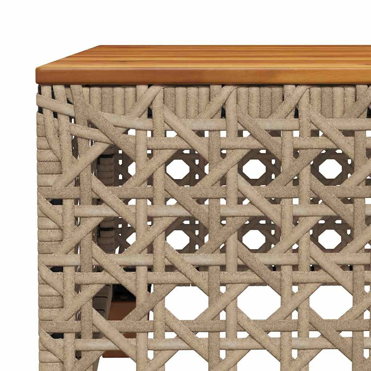 Primo piano di un tavolo intrecciato, piano in legno e lati intrecciati, colore beige.