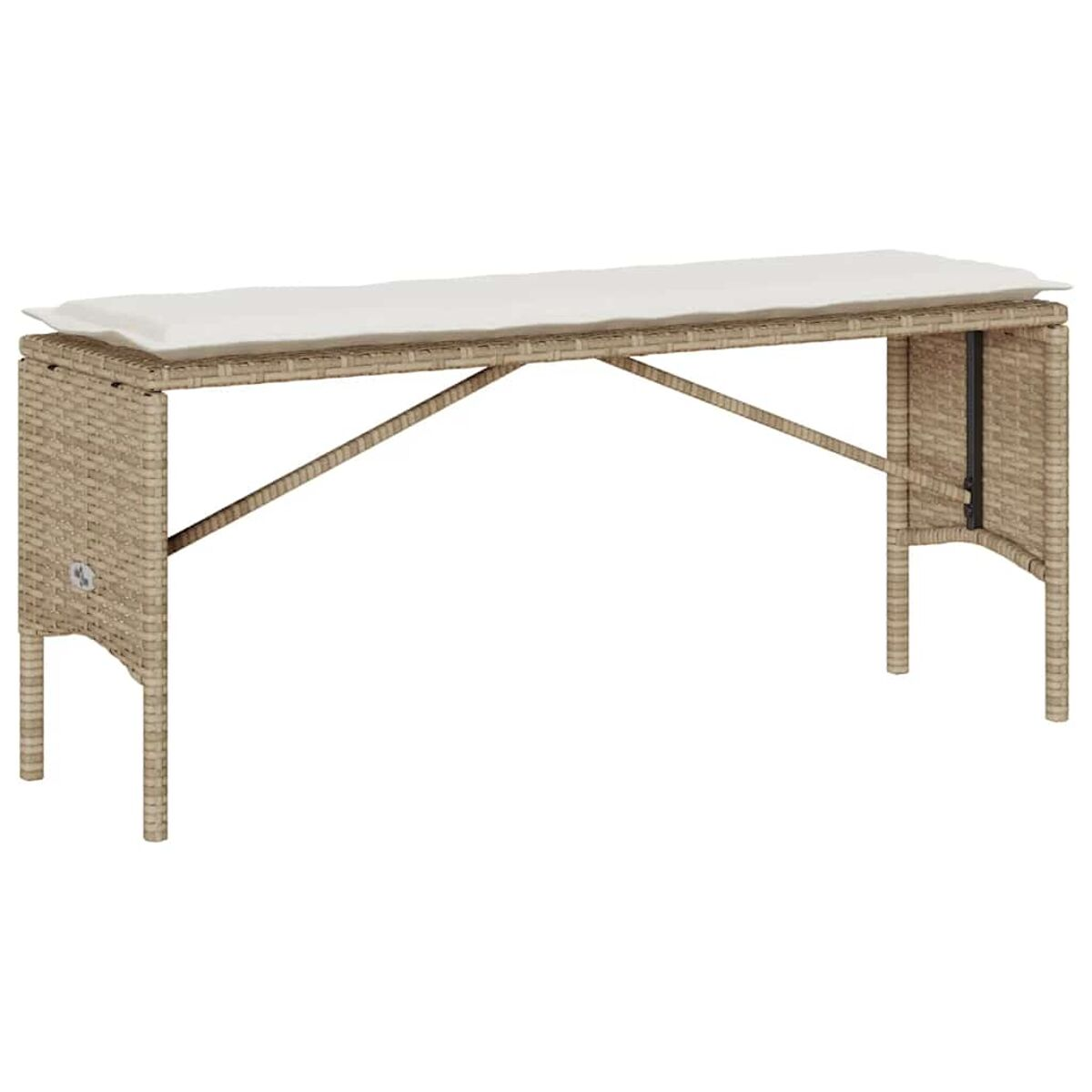 Wicker-Bank mit weißem Kissen oben. Die Bank ist beige, der Hintergrund ist weiß.