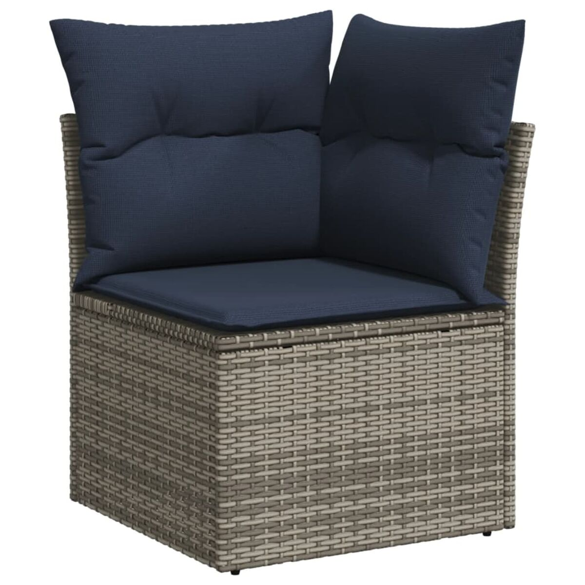 Primo piano di una sedia da esterno in vimini grigia con cuscini blu scuro.