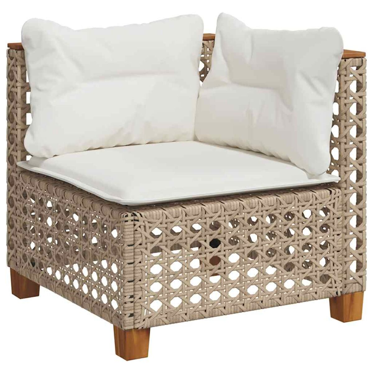Sedia beige intrecciata con cuscini bianchi. Gambe in legno.