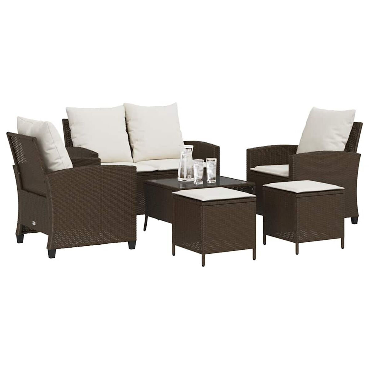 Set di mobili da esterno in vimini marrone. Include divano, sedie, tavolino e poggiapiedi con cuscini bianchi.