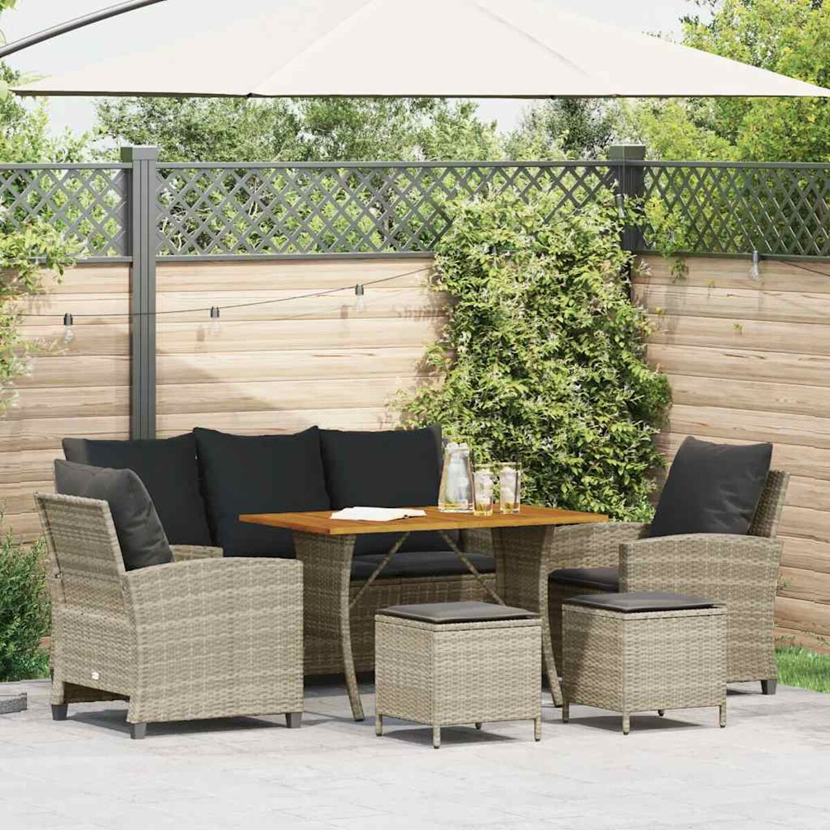 Gartenmöbel-Set mit Tisch, Stühlen und Sonnenschirm.
