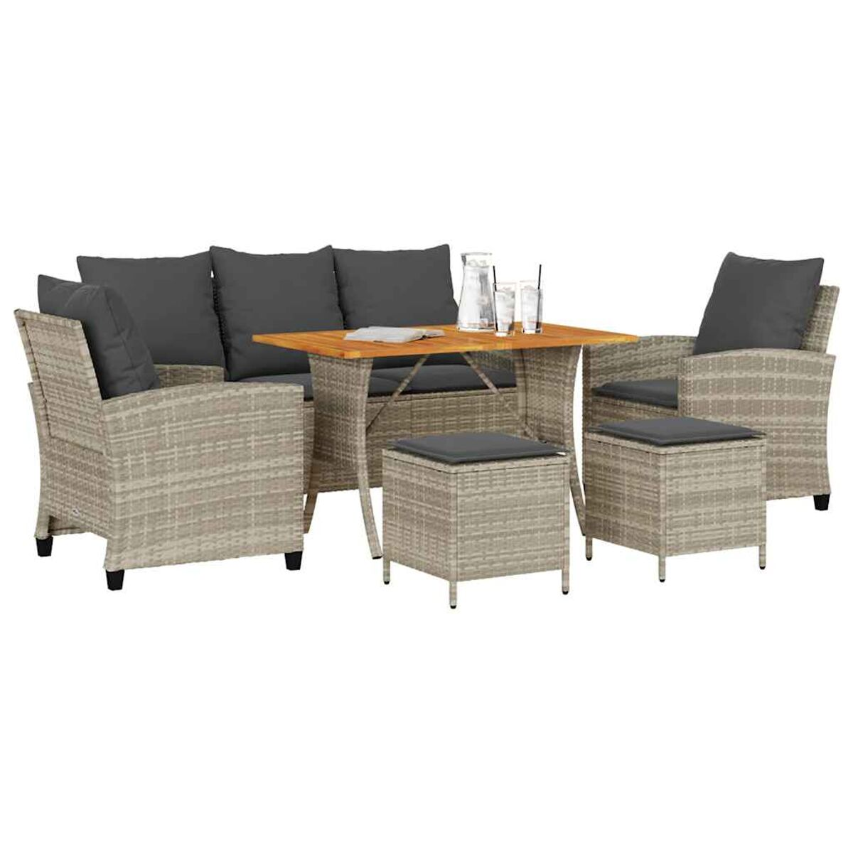 Rattan-Sofagarnitur mit grauen Kissen, Tisch und zwei Hockern.