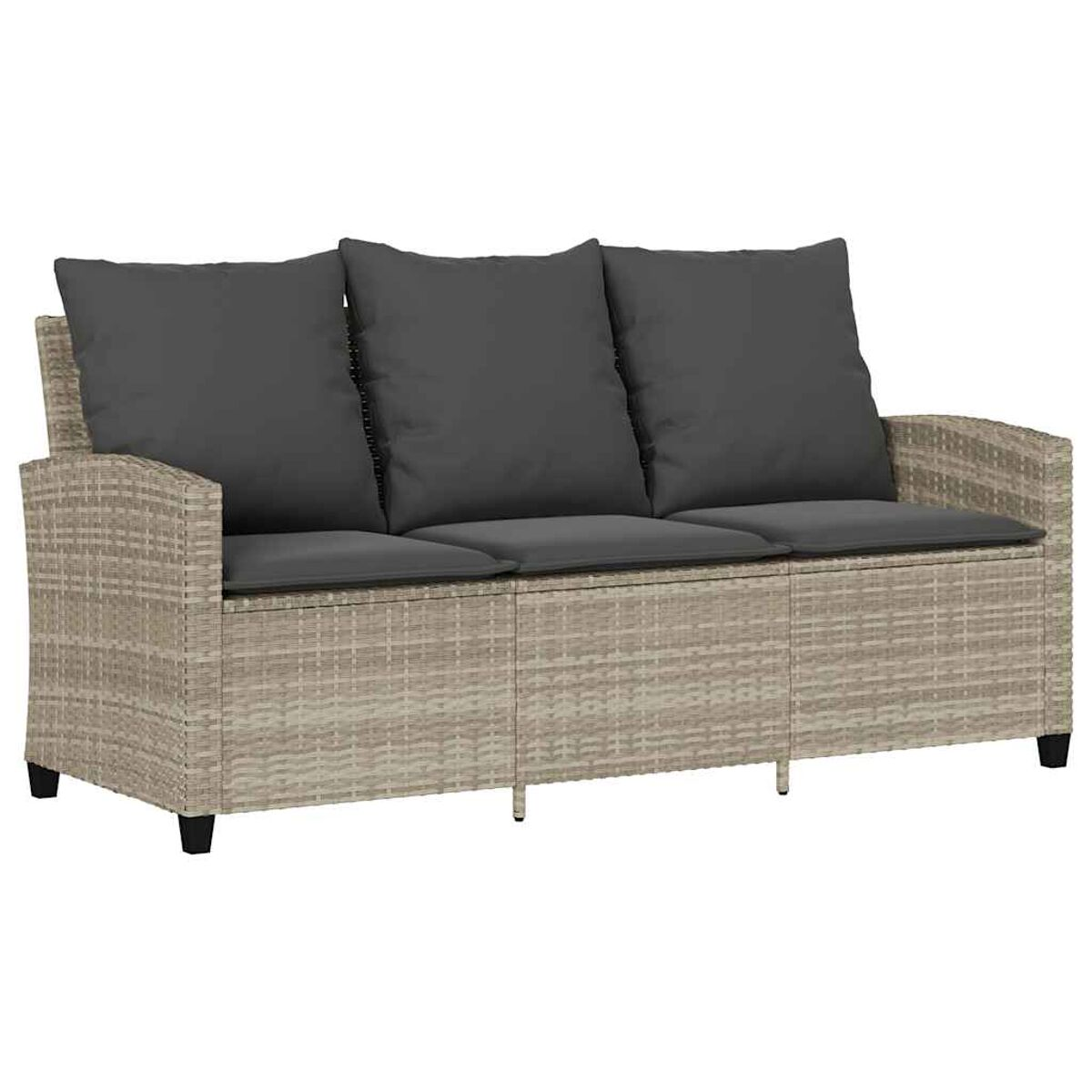 Ein Dreisitzer-Sofa mit grauen Kissen. Es hat ein helles Korbmöbelgestell und befindet sich auf einer Terrasse.