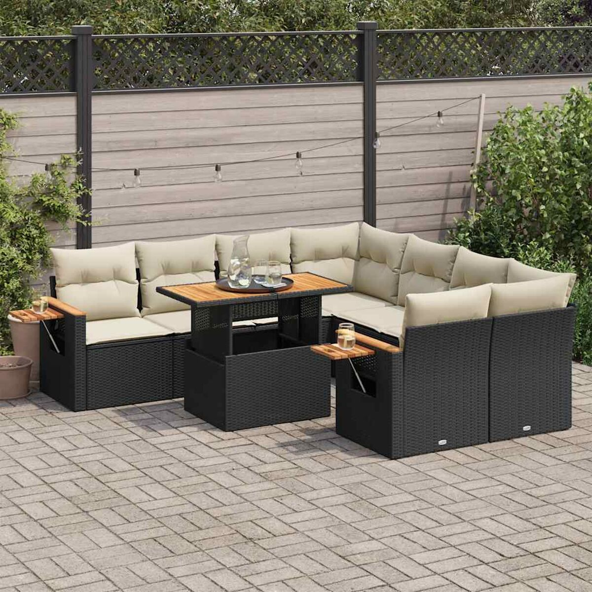 Set patio esterno con divano angolare, tavolo e cuscini su patio piastrellato.