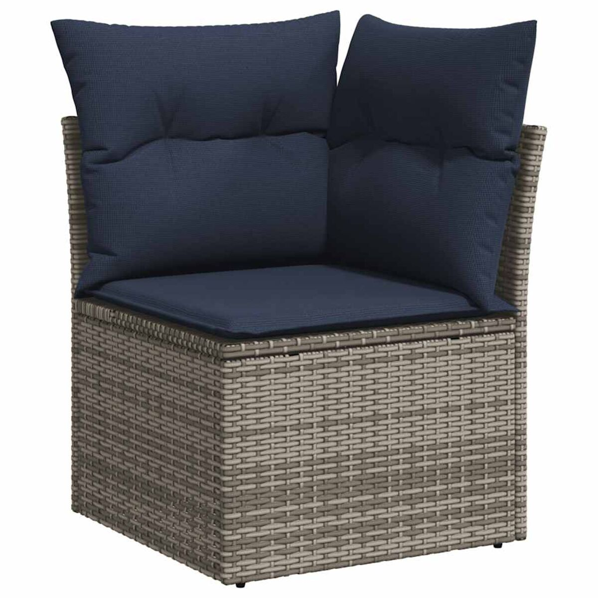 Poltrona angolare da esterno in vimini con cuscini blu. La sedia è su uno sfondo bianco.