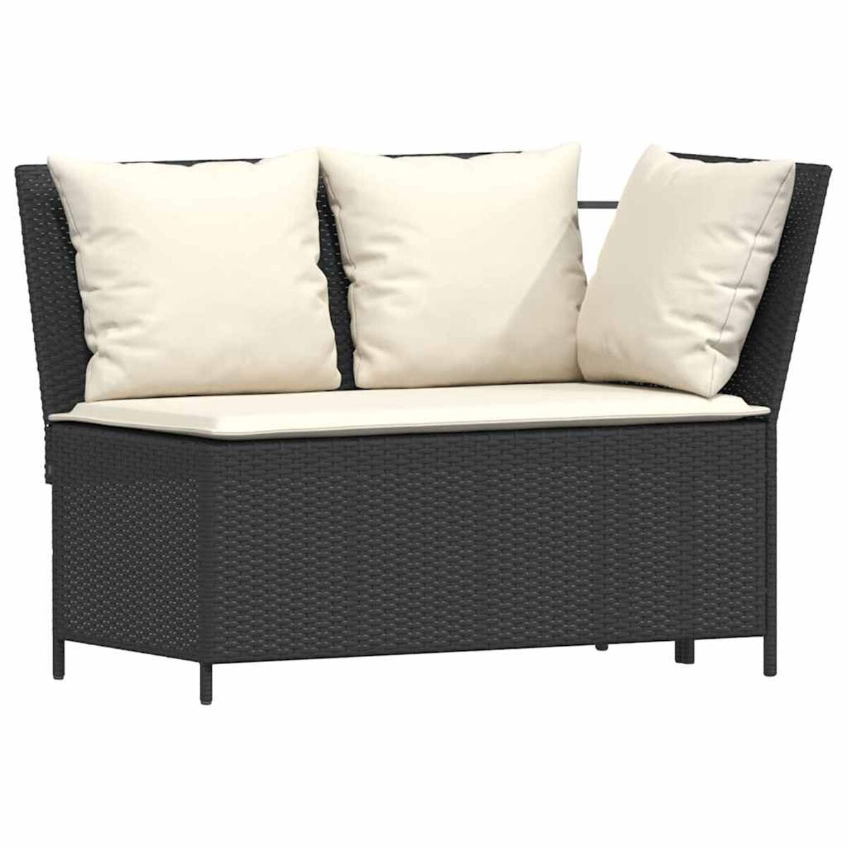 Divano in vimini nero con cuscini color crema. Due cuscini sullo schienale. Isolato su sfondo bianco.
