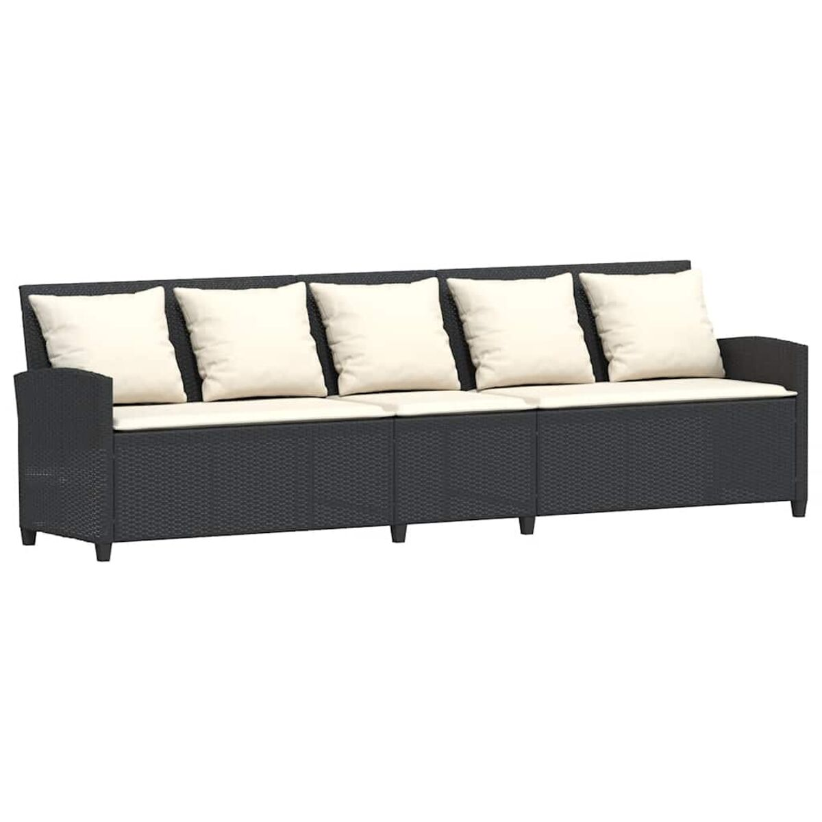 Divano in vimini nero con cuscini color crema. Sfondo bianco.